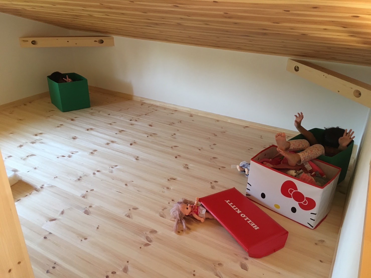屋根裏は子どもたちの遊び場